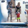 Lionel Messi et son fils Mateo en vacances sur un yacht avec leurs familles et des amis au large de Formentera le 12 juin 2017.