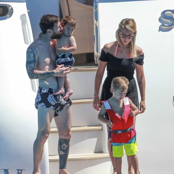 Lionel Messi et son fils Mateo en vacances sur un yacht avec leurs familles et des amis au large de Formentera le 12 juin 2017.