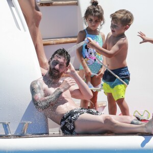 Lionel Messi et son fils Thiago en vacances sur un yacht avec leurs familles et des amis au large de Formentera le 12 juin 2017.