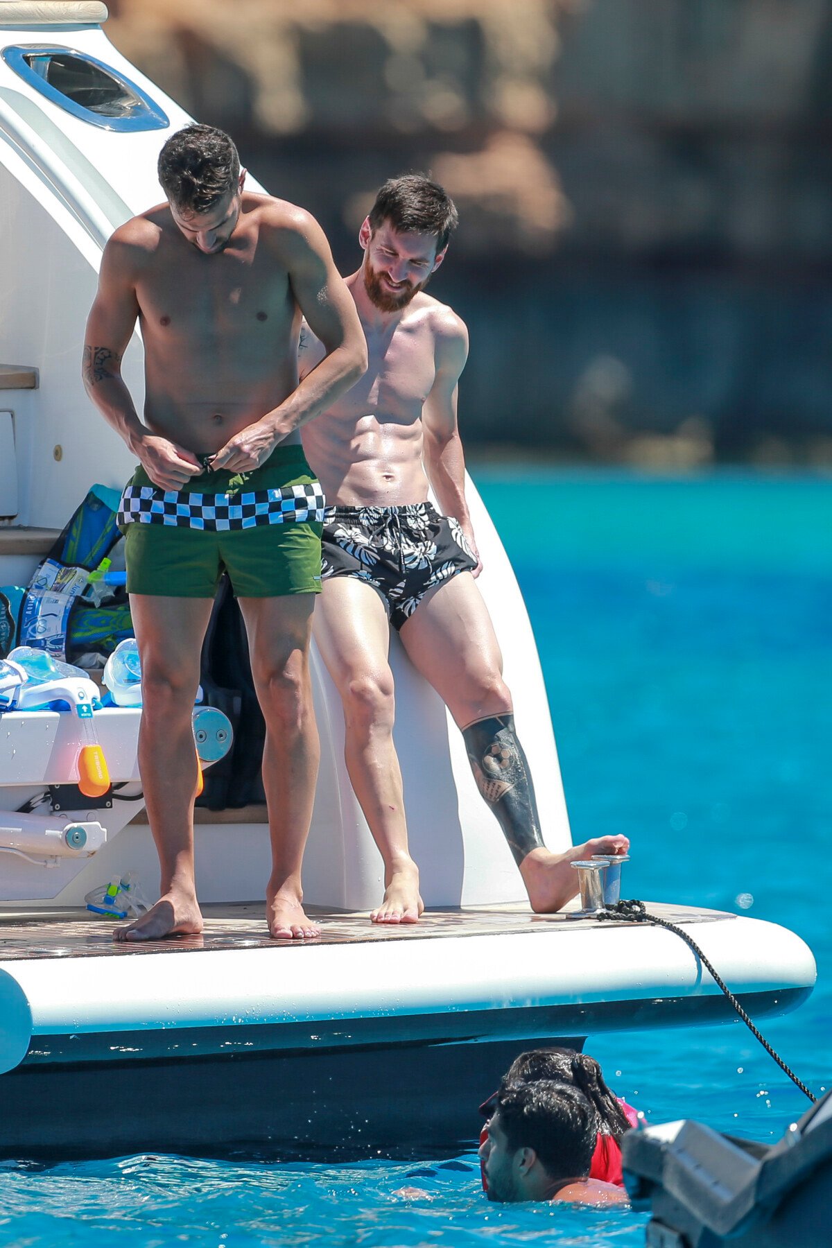 Photo : Lionel Messi, Cesc Fabregas en vacances sur un yacht avec leurs  familles et des amis au large de Formentera le 12 juin 2017. - Purepeople