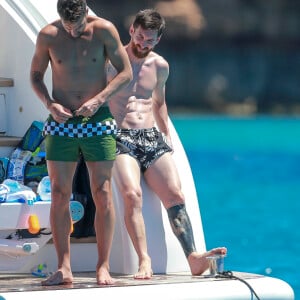 Lionel Messi, Cesc Fabregas en vacances sur un yacht avec leurs familles et des amis au large de Formentera le 12 juin 2017.