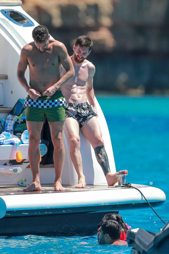 Lionel Messi, Cesc Fabregas en vacances sur un yacht avec leurs familles et des amis au large de Formentera le 12 juin 2017.
