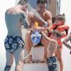 Lionel Messi et son fils Thiago en vacances sur un yacht avec leurs familles et des amis au large de Formentera le 12 juin 2017.