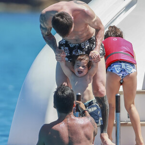 Lionel Messi et son fils Mateo en vacances sur un yacht avec leurs familles et des amis au large de Formentera le 12 juin 2017.