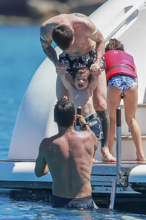Lionel Messi et son fils Mateo en vacances sur un yacht avec leurs familles et des amis au large de Formentera le 12 juin 2017.