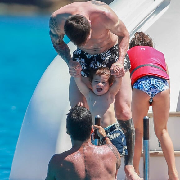 Lionel Messi et son fils Mateo en vacances sur un yacht avec leurs familles et des amis au large de Formentera le 12 juin 2017.