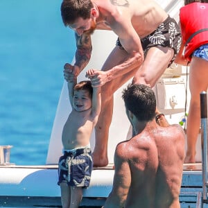 Lionel Messi et son fils Mateo en vacances sur un yacht avec leurs familles et des amis au large de Formentera le 12 juin 2017.