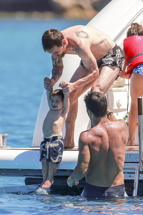 Lionel Messi et son fils Mateo en vacances sur un yacht avec leurs familles et des amis au large de Formentera le 12 juin 2017.
