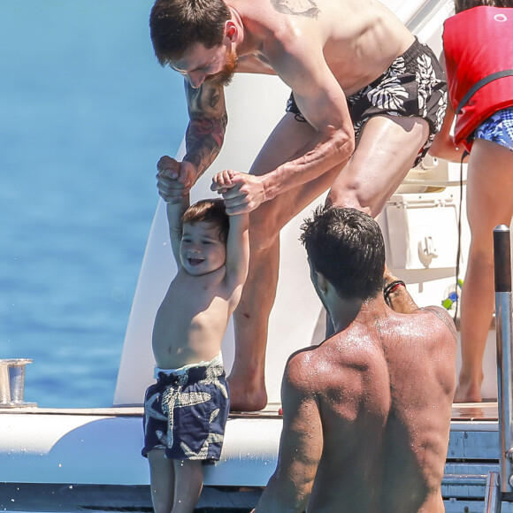 Lionel Messi et son fils Mateo en vacances sur un yacht avec leurs familles et des amis au large de Formentera le 12 juin 2017.