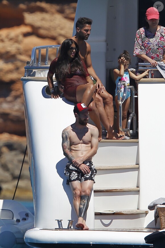 Lionel Messi, Cesc Fabregas et sa compagne Daniella Semaan en vacances sur un yacht avec leurs familles et des amis au large de Formentera le 12 juin 2017.