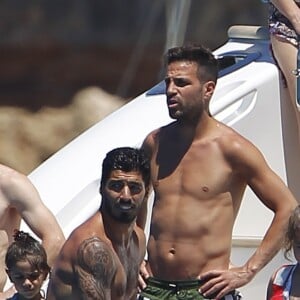 Lionel Messi, Luis Suarez, Cesc Fabregas et Sofia Balbi (Femme de L.Suarez) en vacances sur un yacht avec leurs familles et des amis au large de Formentera le 12 juin 2017.