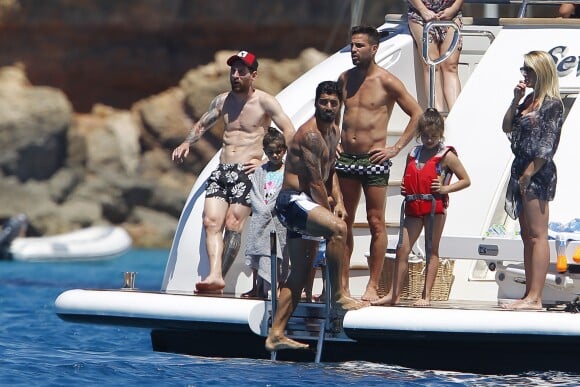 Lionel Messi, Luis Suarez, Cesc Fabregas et Sofia Balbi (Femme de L.Suarez) en vacances sur un yacht avec leurs familles et des amis au large de Formentera le 12 juin 2017.