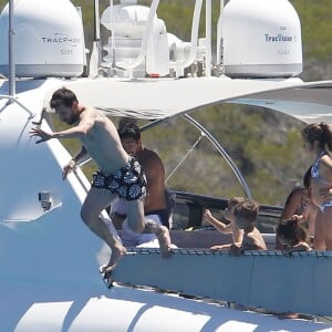 Lionel Messi et Cesc Fabregas en vacances sur un yacht avec leurs familles et des amis au large de Formentera le 12 juin 2017.