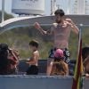 Lionel Messi et Cesc Fabregas en vacances sur un yacht avec leurs familles et des amis au large de Formentera le 12 juin 2017.