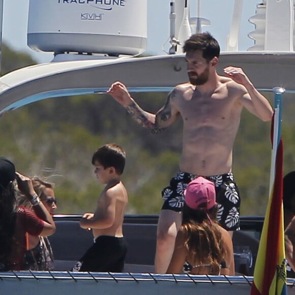 Lionel Messi et Cesc Fabregas en vacances sur un yacht avec leurs familles et des amis au large de Formentera le 12 juin 2017.