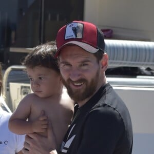 Lionel Messi, sa femme Antonella Rocuzzo avec leurs fils Mateo et Thiago en vacances à Ibiza le 12 juin 2017.