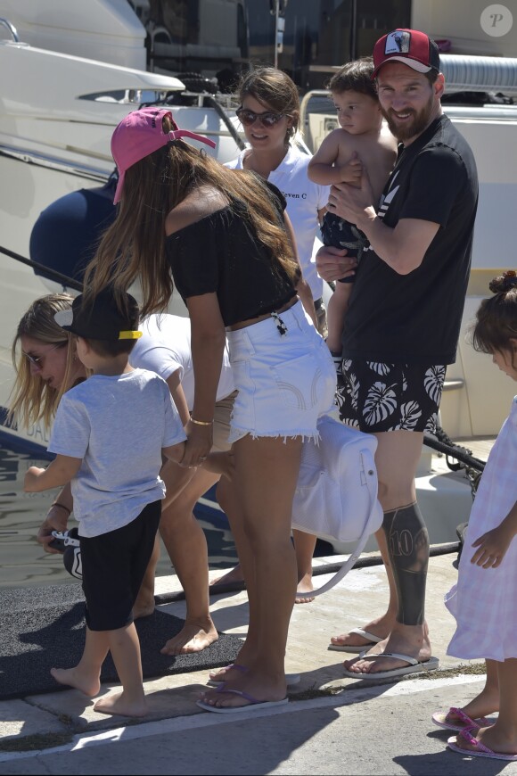 Lionel Messi, sa femme Antonella Rocuzzo avec leurs fils Mateo et Thiago en vacances à Ibiza le 12 juin 2017.