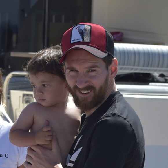 Lionel Messi, sa femme Antonella Rocuzzo avec leurs fils Mateo et Thiago en vacances à Ibiza le 12 juin 2017.