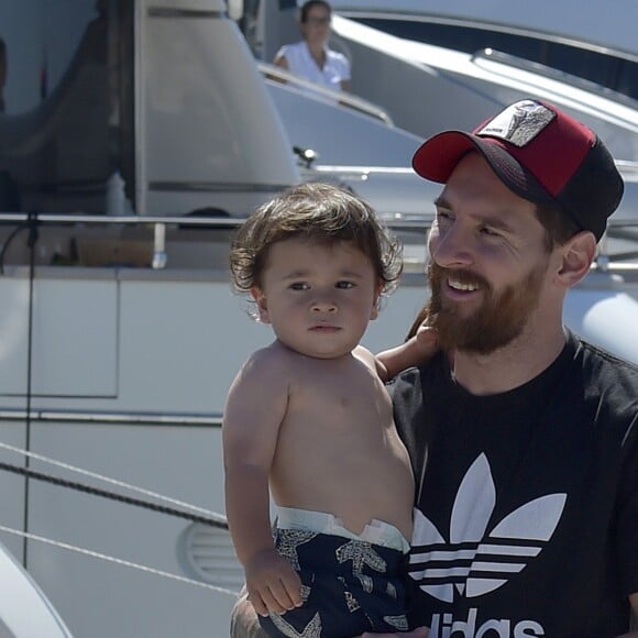 Lionel Messi et son fils Mateo en vacances à Ibiza le 12 juin 2017.