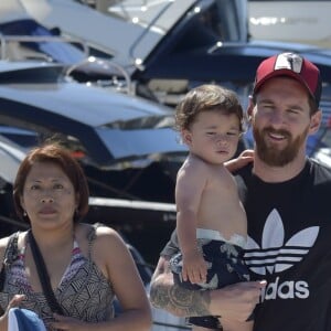 Lionel Messi et son fils Mateo en vacances à Ibiza le 12 juin 2017.