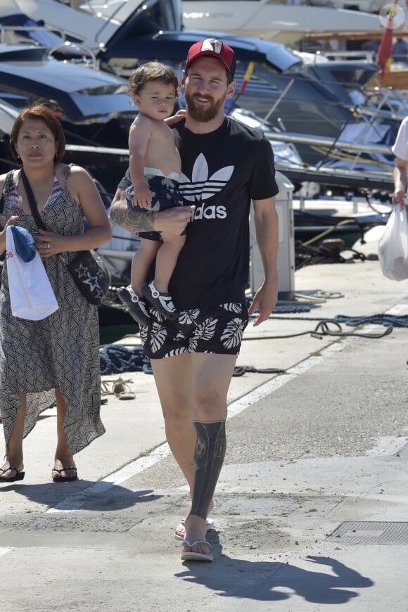 Lionel Messi et son fils Mateo en vacances à Ibiza le 12 juin 2017.