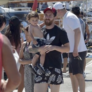 Lionel Messi et son fils Mateo en vacances à Ibiza le 12 juin 2017.