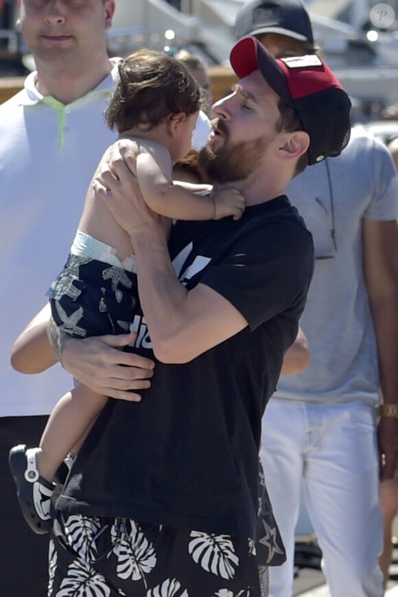Lionel Messi et son fils Mateo en vacances à Ibiza le 12 juin 2017.