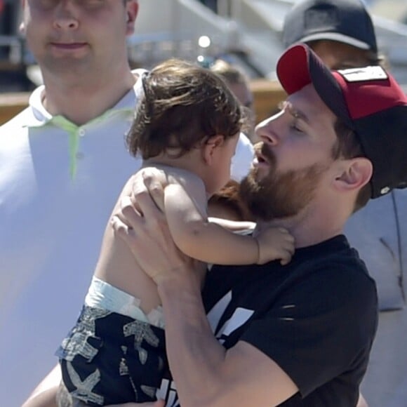 Lionel Messi et son fils Mateo en vacances à Ibiza le 12 juin 2017.