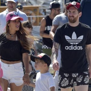 Lionel Messi, sa femme Antonella Rocuzzo et leur fils Thiago en vacances à Ibiza le 12 juin 2017.