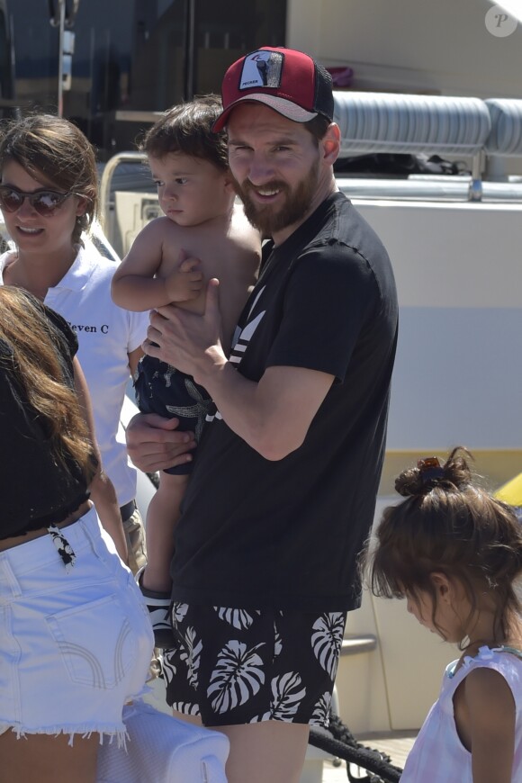 Lionel Messi et son fils Mateo en vacances à Ibiza le 12 juin 2017.