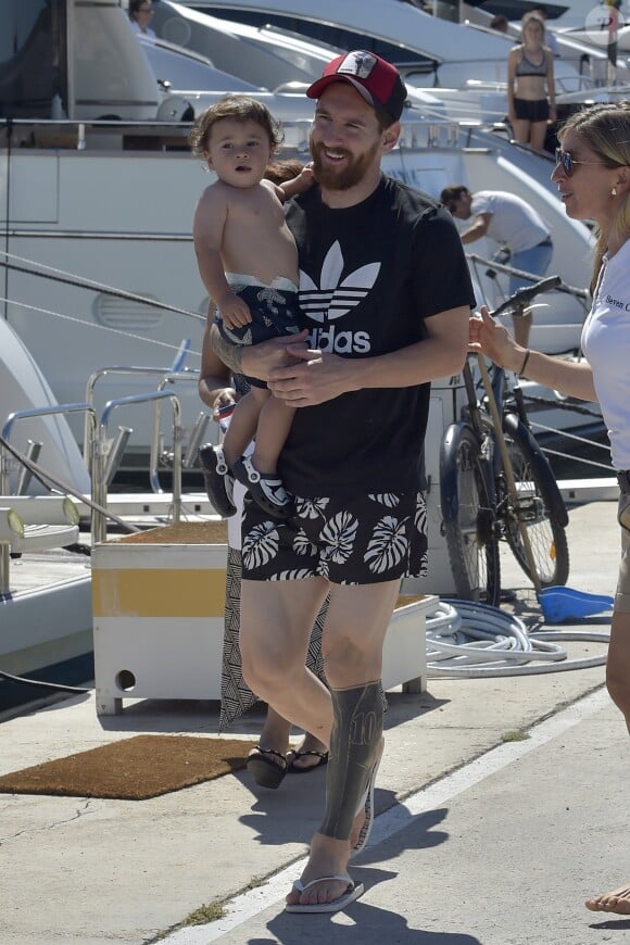 Lionel Messi et son fils Mateo en vacances à Ibiza le 12 juin 2017.