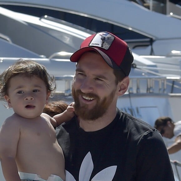 Lionel Messi et son fils Mateo en vacances à Ibiza le 12 juin 2017.