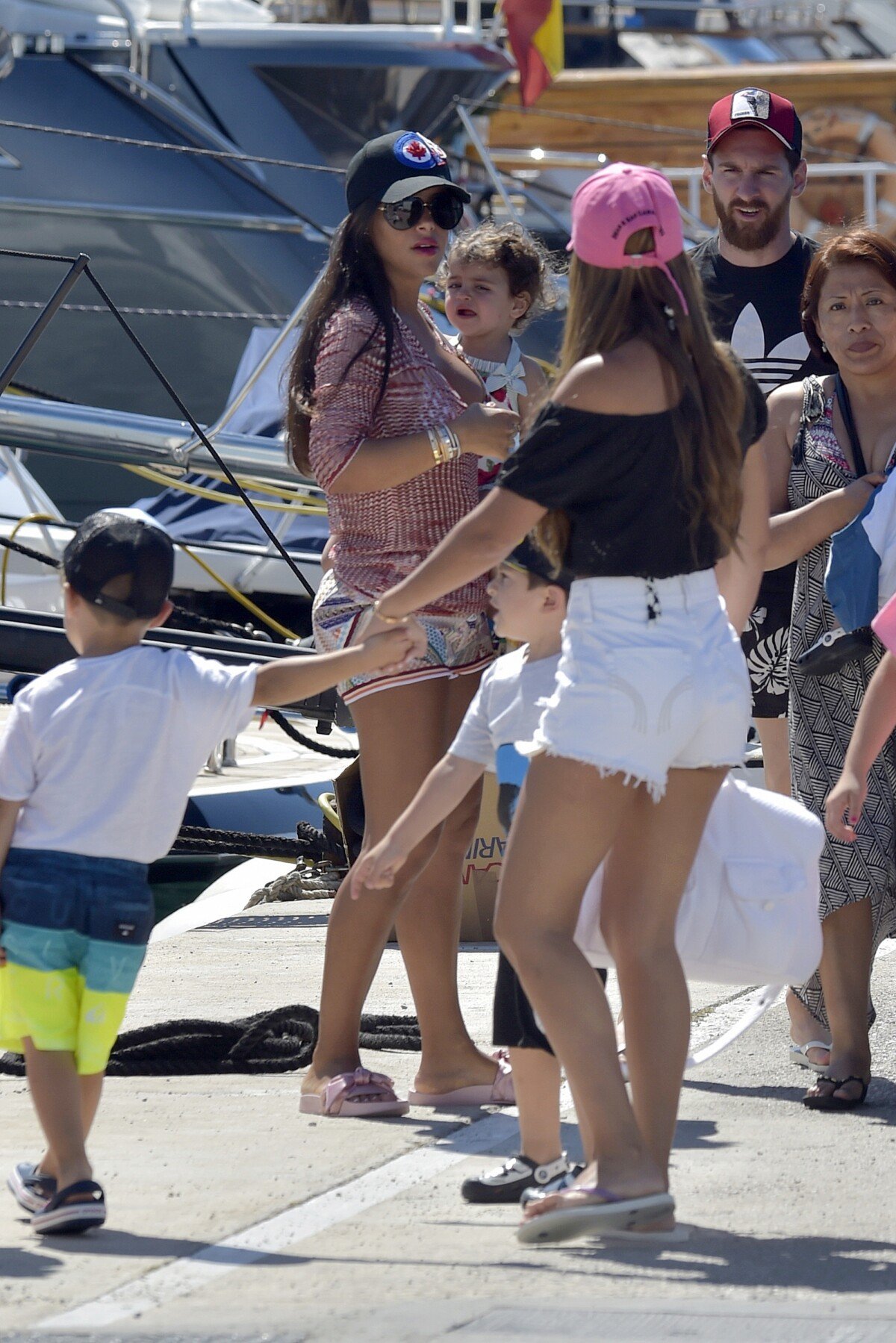 Photo : Lionel Messi, sa femme Antonella Rocuzzo (de dos) et Daniella  Semaan la compagne de C.Fabregas en vacances à Ibiza le 12 juin 2017. -  Purepeople