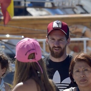 Lionel Messi, sa femme Antonella Rocuzzo (de dos) et Daniella Semaan la compagne de C.Fabregas en vacances à Ibiza le 12 juin 2017.