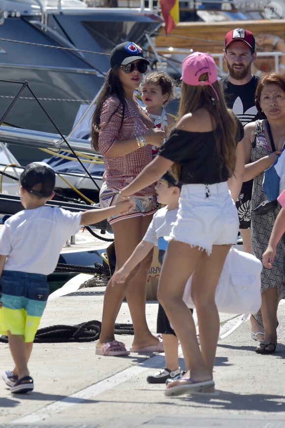 Lionel Messi, sa femme Antonella Rocuzzo (de dos) et Daniella Semaan la compagne de C.Fabregas en vacances à Ibiza le 12 juin 2017.