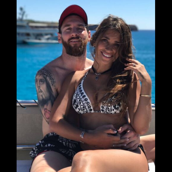 Lionel Messi pose avec sa fiancée Antonella Roccuzzo lors de vacances sur un yacht au large de Formentera, le 12 juin 2017.