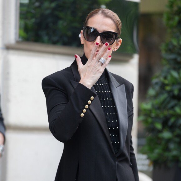 Semi Exclusif - Céline Dion quitte l'hôtel Royal Monceau pour se rendre à l'Opéra Garnier à Paris, le 13 juin 2017.