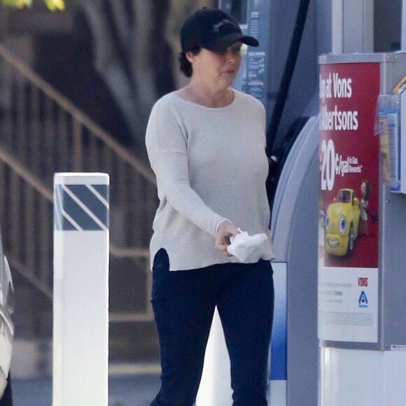 Exclusif - Shannen Doherty met de l'essence dans sa Range Rover à Los Angeles, le 22 mai 2017