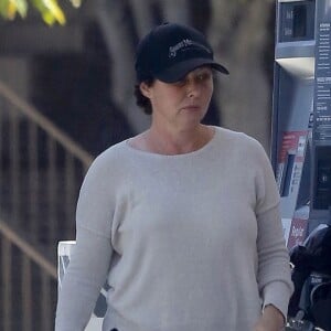 Exclusif - Shannen Doherty met de l'essence dans sa Range Rover à Los Angeles, le 22 mai 2017