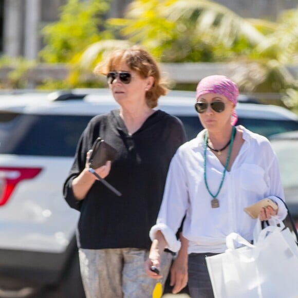 Exclusif - Shannen Doherty et sa mère Rosa sont allées faire du shopping à Malibu, le 26 juillet 2016. Elle porte un bandana sur la tête. L'actrice de la série "The Beverly Hills 90210" se bat depuis mars 2015 contre un cancer du sein.