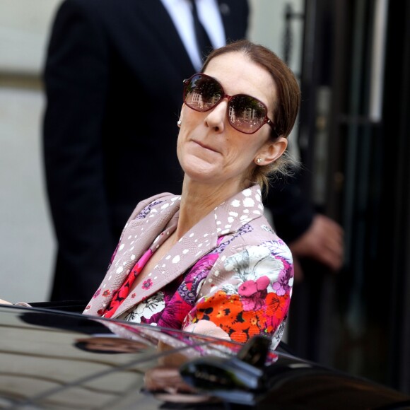 Céline Dion quitte l'hôtel Royal Monceau, à Paris, le 14 juin 2017.