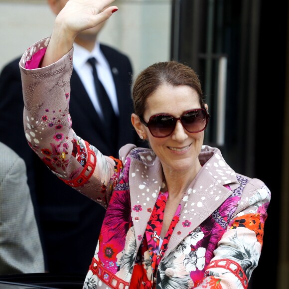 La diva Céline Dion quitte l'hôtel Royal Monceau, à Paris, le 14 juin 2017.