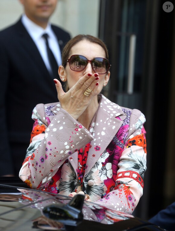 La chanteuse Céline Dion quitte l'hôtel Royal Monceau, à Paris, le 14 juin 2017.