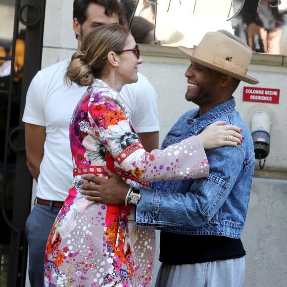 Céline Dion (avec son sytliste) quitte l'hôtel Royal Monceau, à Paris, le 14 juin 2017.