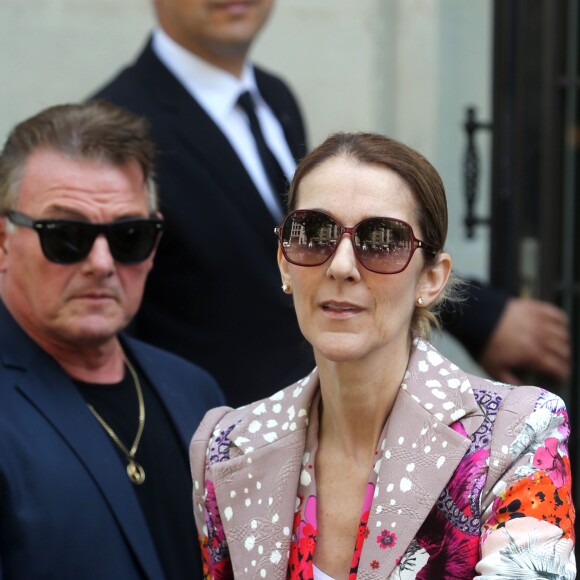 Céline Dion quitte l'hôtel Royal Monceau, à Paris, le 14 juin 2017.