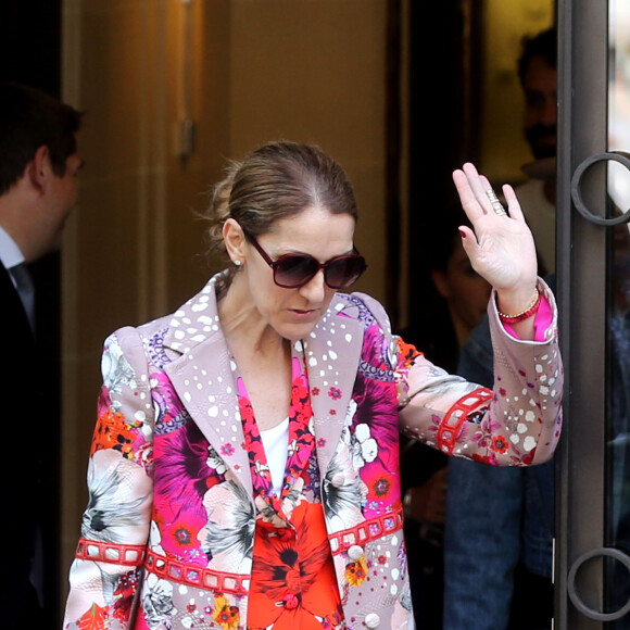 Céline Dion quitte l'hôtel Royal Monceau, à Paris, le 14 juin 2017.