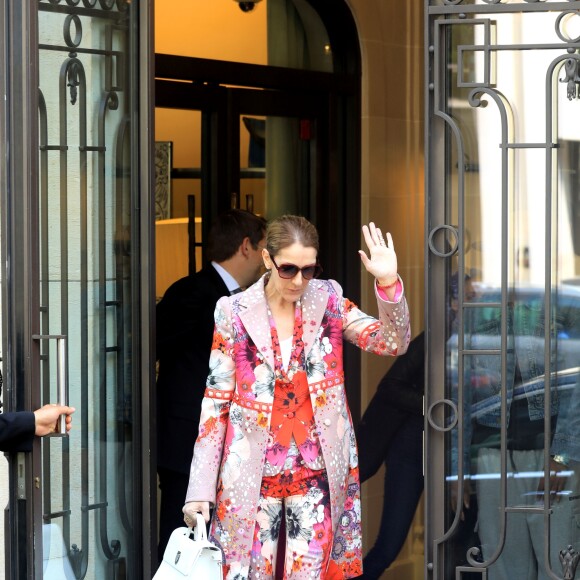 Céline Dion quitte l'hôtel Royal Monceau, à Paris, le 14 juin 2017.
