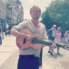 Tom Felton chantant dans les rues de Prague dans l'anonymat le plus total le 13 juin 2017.