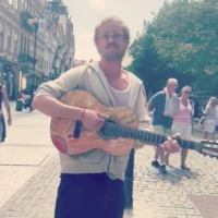 Tom Felton (Harry Potter) chante en pleine rue... dans une indifférence totale !