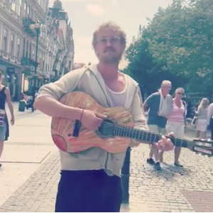 Tom Felton chantant dans les rues de Prague dans l'anonymat le plus total le 13 juin 2017.